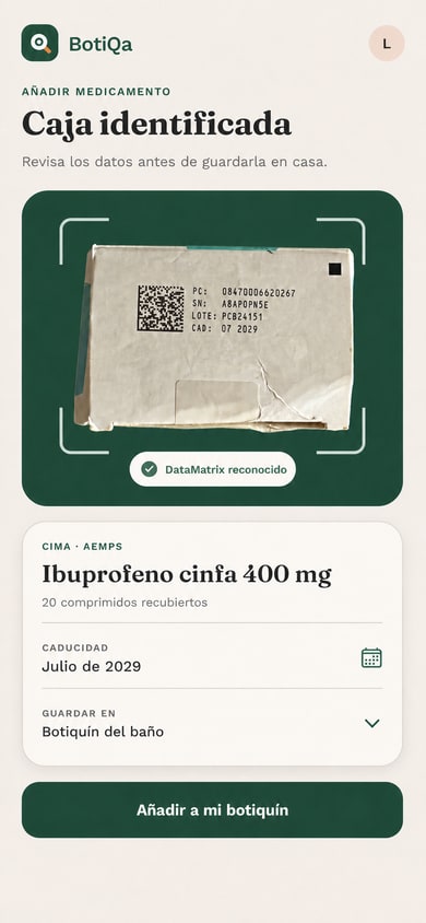 Escáner de BotiQa enfocando el DataMatrix, el lote y la caducidad impresos en una caja